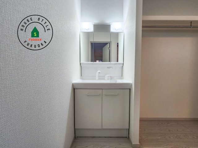 大野城市雑餉隈町1丁目第1-1棟（1号棟）の独立洗面台|毎日使うものだから清潔な空間を保ちたい水回り。洗面にはそんな願いを解消させてくれる収納アイデアが満載です。三面鏡の裏側にはキャビネットが現れ小物から背の高い物まで収納できます。