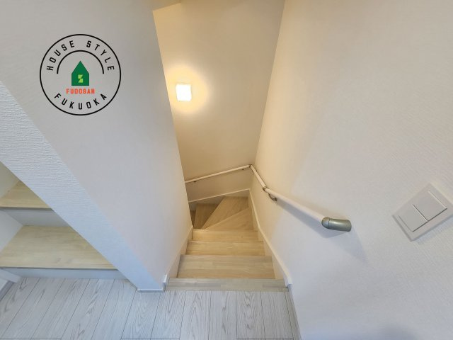 大野城市雑餉隈町1丁目第1-1棟（1号棟）の内装|階段からも明るい光が入ります。採光や通風も階段の重要な役割です。