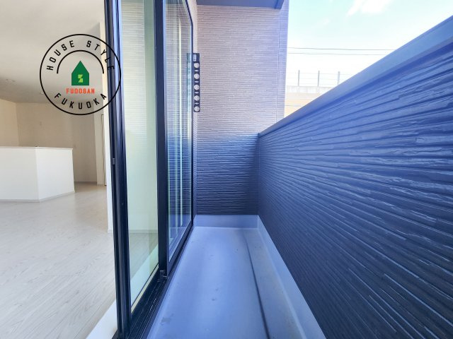 大野城市雑餉隈町1丁目第1-1棟（1号棟）のバルコニー|風をしっかりと感じられるバルコニーでは、毎日が洗濯日和です。広々としているので洗濯も楽しくなるでしょうし、気分転換にバルコニーからの眺めを楽しむのもいいでしょう。