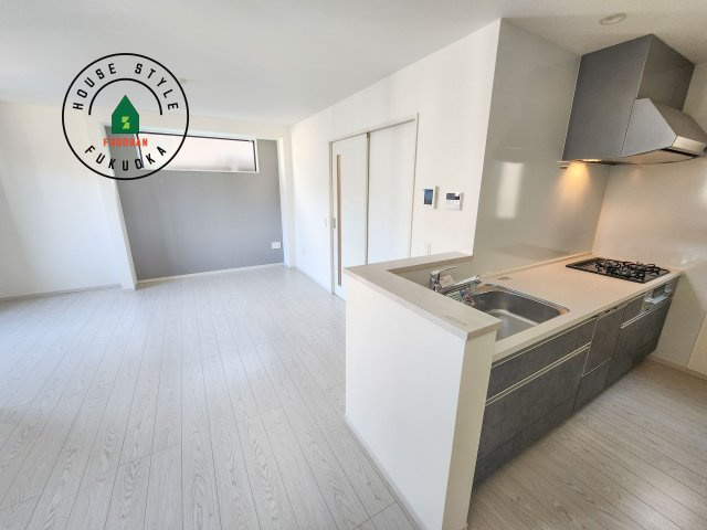 大野城市雑餉隈町1丁目第1-1棟（1号棟）のダイニング|キッチンから立ち込める香りが今日の料理を期待させます。