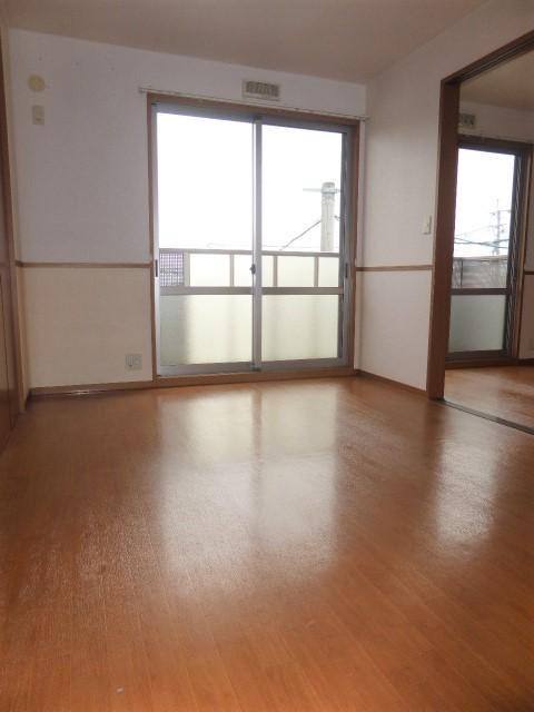 ファミーユ大津の居間・リビング|洋室