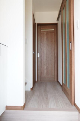 【玄関】 | ベルジョルネＡ棟 | 収納もある玄関です