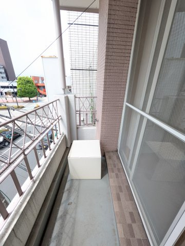神田秋川駅前ビルのバルコニー