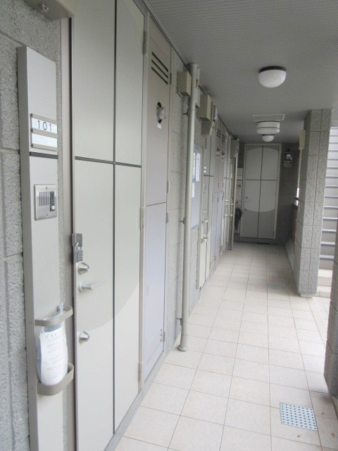 サニーヒルズ東神奈川のロビー|１F共用廊下