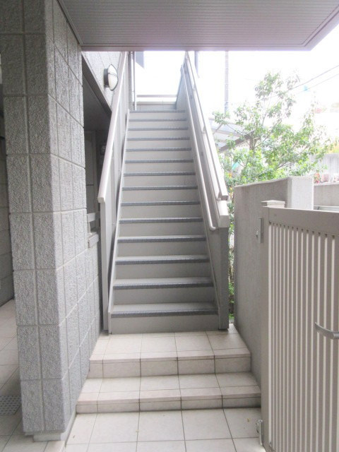 サニーヒルズ東神奈川のエントランス|共用階段