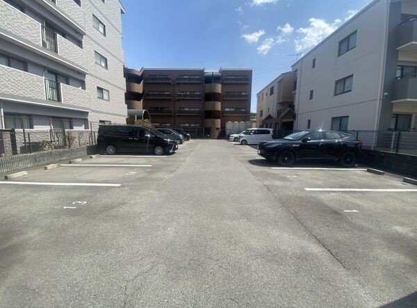 ガーデンコート元八事の駐車場