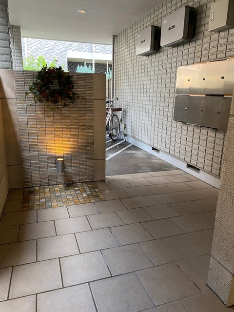 ラスリーズのエントランス|スタイリッシュでおしゃれなエントランス