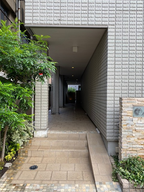 ラスリーズのその他共用部分|エントランスには防犯カメラもあり安心