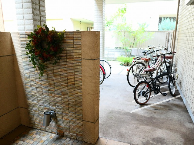 ラスリーズのその他共用部分|奥に駐輪場があります