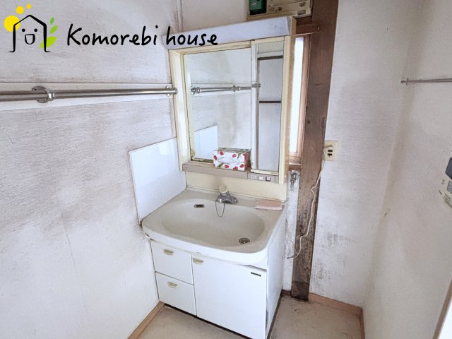 比企郡川島町上伊草　中古一戸建ての独立洗面台|白を基調とした独立洗面台です