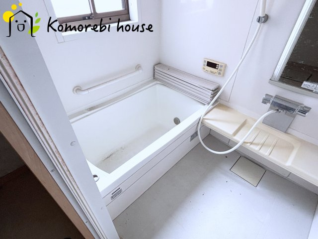 比企郡川島町上伊草　中古一戸建ての浴室|白く明るいお風呂です