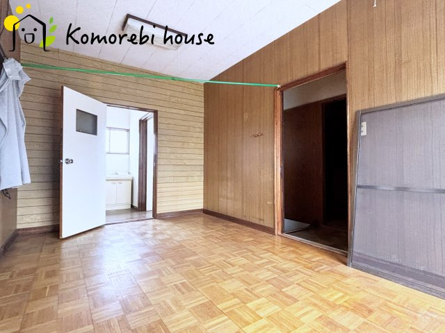 比企郡川島町上伊草　中古一戸建ての子供部屋|洗面台が目の前にあるので目覚めがすっきりです