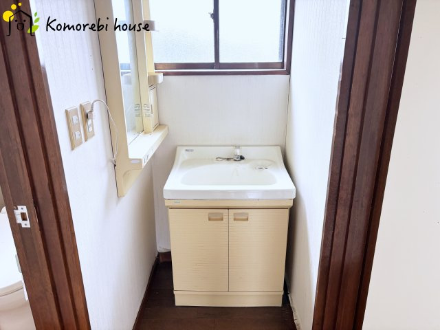 比企郡川島町上伊草　中古一戸建ての独立洗面台|2階にも独立洗面台があります