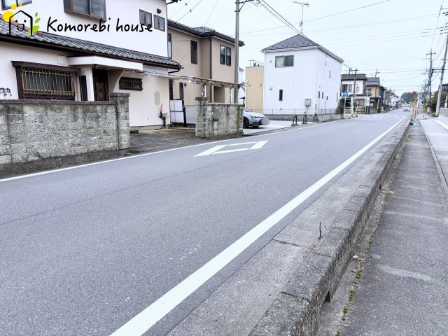 比企郡川島町上伊草　中古一戸建ての前面道路含む現地写真