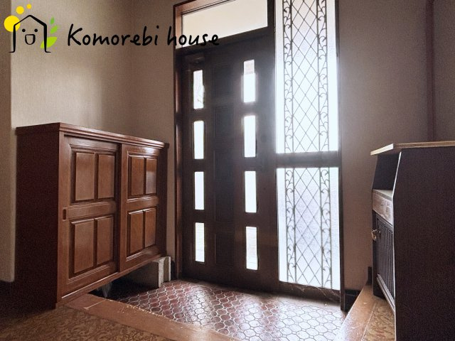 比企郡川島町上伊草　中古一戸建ての玄関|すりガラスから光が差し込む玄関です