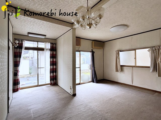 比企郡川島町上伊草　中古一戸建ての居間・リビング|窓がたくさんある10帖の洋室です