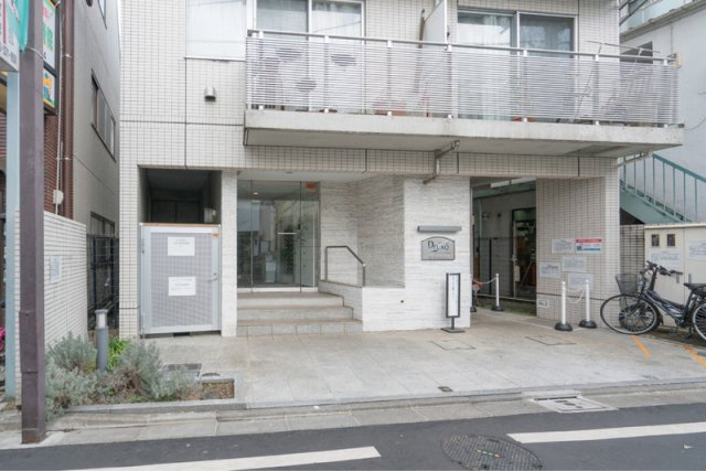 プレール・ドゥーク北新宿Ⅲのエントランス