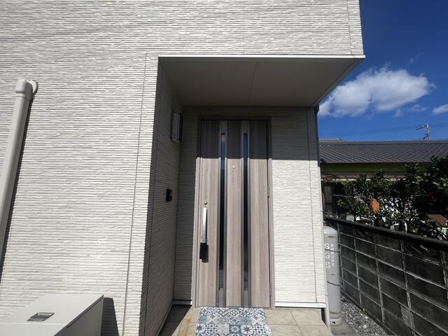 富士市宮島の中古一戸建|玄関の外観です