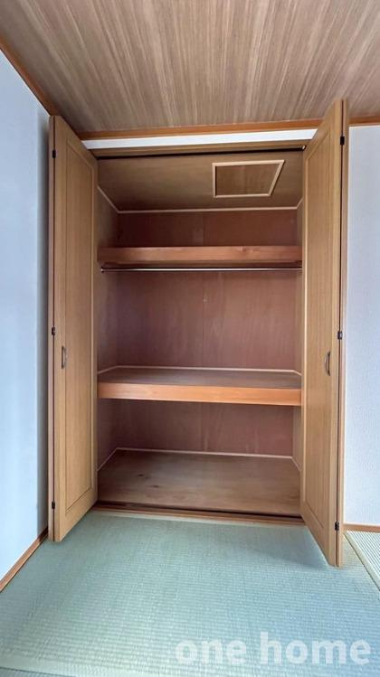 西三国3丁目中古戸建の収納|◆3階約6.0帖和室 収納です！ハンガーパイプ×枕棚付きで、収納がしやすいです！