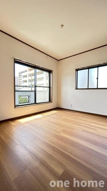 西三国3丁目中古戸建の洋室|◆3階約5.7帖洋室です！二面採光の明るい空間です！
◆ベーシックな内装につき、様々な家具との相性はバッチリです！