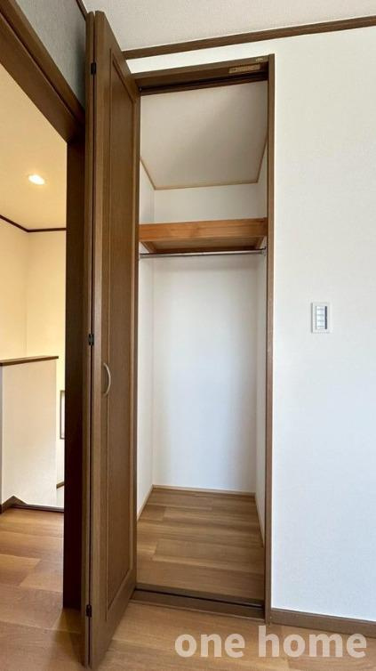 西三国3丁目中古戸建の収納|◆3階約5.7帖洋室 収納です！ハンガーパイプが付き、お洋服を掛けて収納ができます！