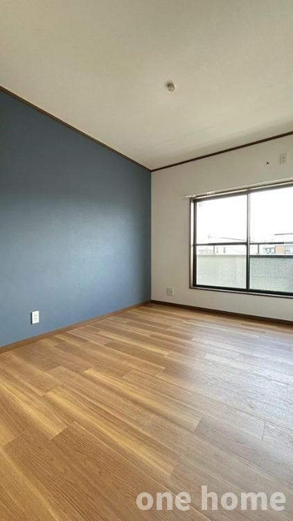西三国3丁目中古戸建の洋室|◆3階約5.2帖洋室です！バルコニーから陽光差し込む明るい空間です！

