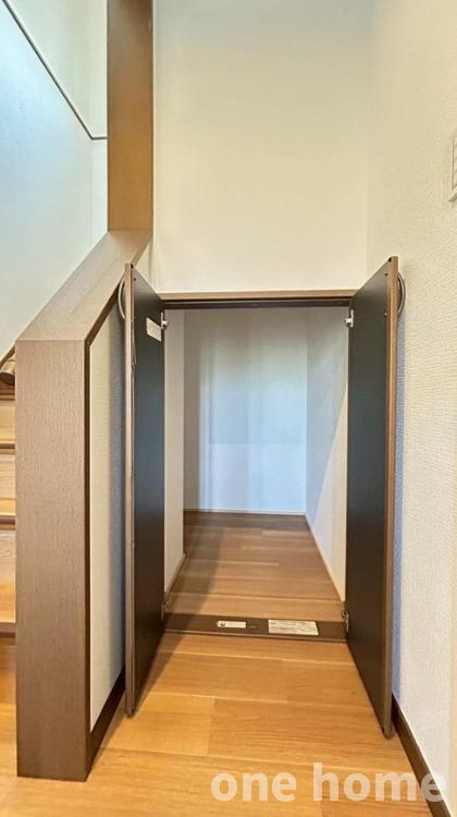 西三国3丁目中古戸建の収納|◆玄関にはを有効活用した収納もございます！掃除機の収納などに大活躍です！