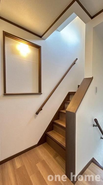 西三国3丁目中古戸建の内装|◆階段も木目で統一され、落ち着いた印象の室内です！