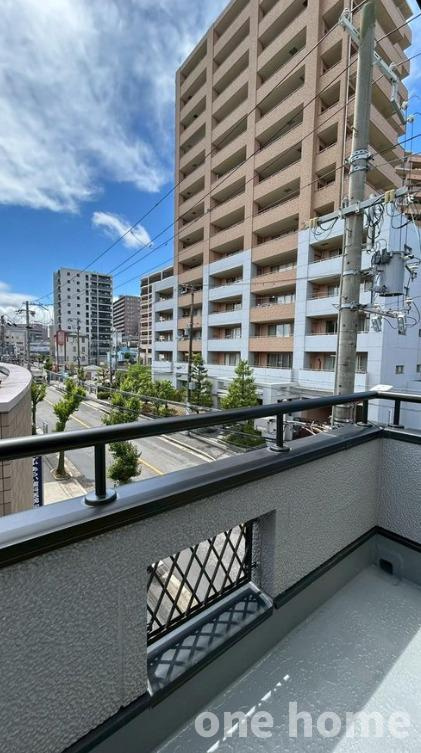西三国3丁目中古戸建のバルコニー|◆バルコニーです！前面道路が広めで、開放感があります！