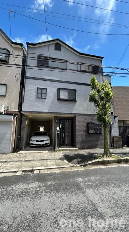 西三国3丁目中古戸建の外観|◆ワンボックス車が駐車可能です！近隣で駐車場を探す心配がありません！
◆前面道路には歩道があり、お子様も安心ですね♪