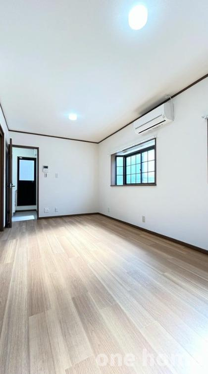 西三国3丁目中古戸建の居間・リビング|◆LDK 別角度です！2階部分に水回りが集中し、家事導線に優れた間取りです！
◆【即日内覧会開催中】ご自宅や最寄り駅などで送迎が可能です。ご希望をお申し付けください！