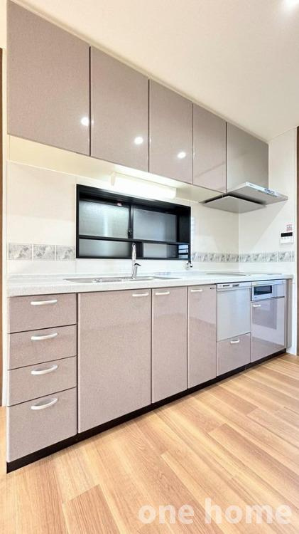 西三国3丁目中古戸建のキッチン|◆清潔感のあるシステムキッチンです！IHクッキングヒーターでお掃除が楽ちん！
◆作業台が広く、引き出しなどの収納も多く、スッキリご使用いただけます！