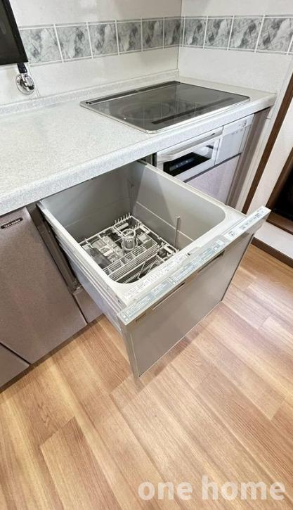 西三国3丁目中古戸建の設備|◆時短が叶う！食器洗浄乾燥機を搭載！ビルトインタイプで作業スペースを圧迫せず、使い勝手は良好です！