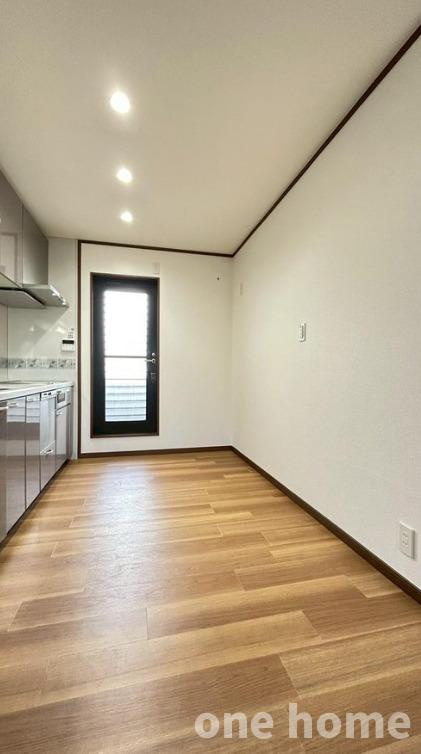 西三国3丁目中古戸建のキッチン|◆キッチンからバルコニーで出れる、家事動線に優れた間取りです！
◆キッチン背面に冷蔵庫や収納家具を置いていただけます！