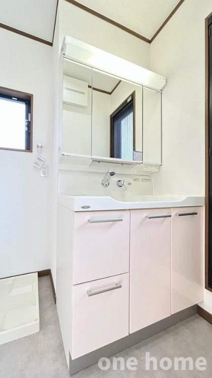 西三国3丁目中古戸建の独立洗面台|◆三面鏡の洗面化粧台です！水栓が壁付けタイプでお手入れが楽ちんです！
◆洗面室にも窓があり、明るい空間です！