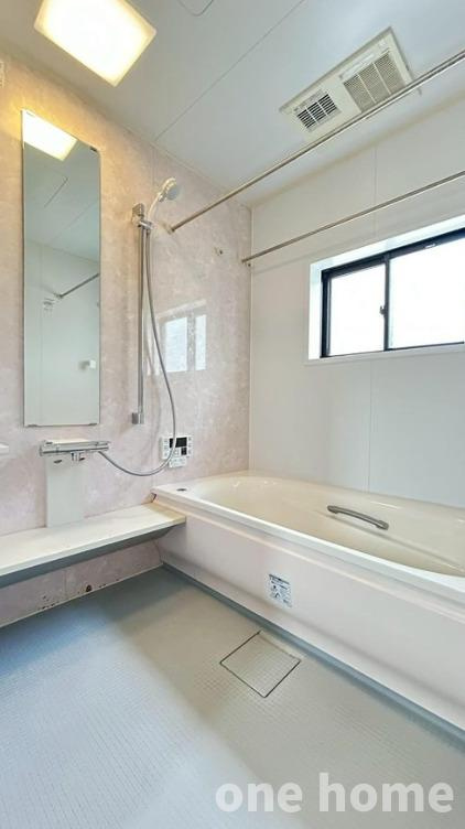 西三国3丁目中古戸建の浴室|◆広々浴室です！浴室暖房乾燥機が完備され、年間を通して快適なバスタイムを楽しめます♪
◆浴室に窓があり、窓を開けての換気もできます！