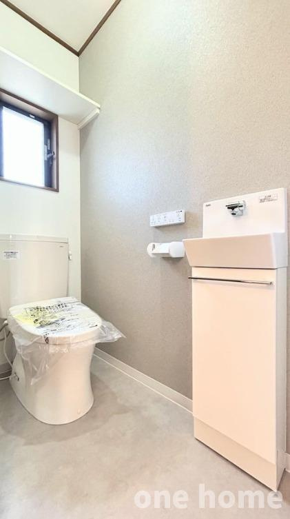 西三国3丁目中古戸建のトイレ|◆トイレは1階と2階にございます！利用が重なる時間帯や来客時にもスムーズにご使用いただけます！