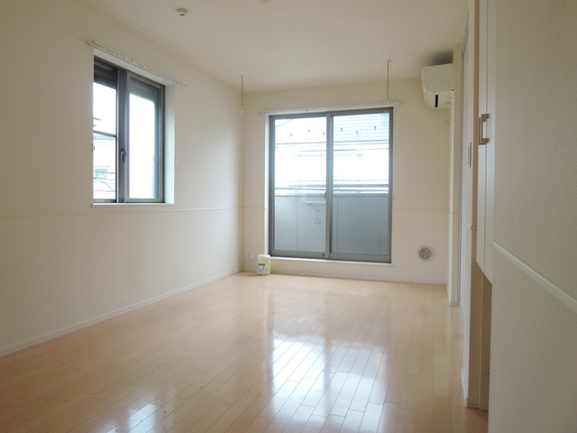 K's Place 目白の居間・リビング|★１１．７帖　２面採光のお部屋です★