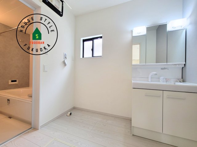 福岡市東区下原2丁目第7-1棟（1号棟）の脱衣所|ゆとりの洗面スペースで朝の身支度もスムーズに。暮らしを快適に変えるシャワー付洗面台です！