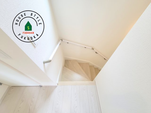 福岡市東区下原2丁目第7-1棟（1号棟）の内装|＜手すり付階段＞手すりがないと階段の昇り降りで危険なことはもちろん、壁に手をつきながら歩くことで壁紙が汚れやすくなります。すべての方に快適に昇り降りしていただくため、手すりを設置しました。