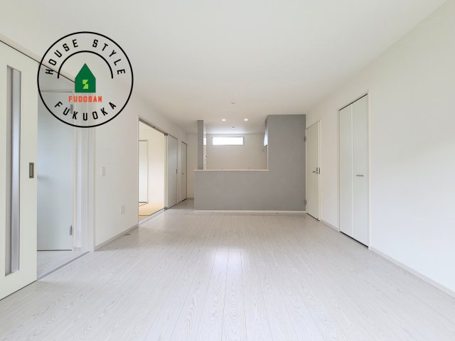 福岡市東区下原2丁目第7-1棟（1号棟）の居間・リビング|キッチンからリビングをしっかり確認できます。家族の笑顔があふれる空間になりそうですね。