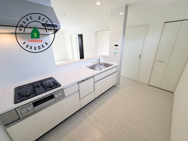 福岡市東区下原2丁目第7-1棟（1号棟）のキッチン|ダイニングテーブルへの配膳がラクラク、お料理はかどるカウンター付きシステムキッチン！