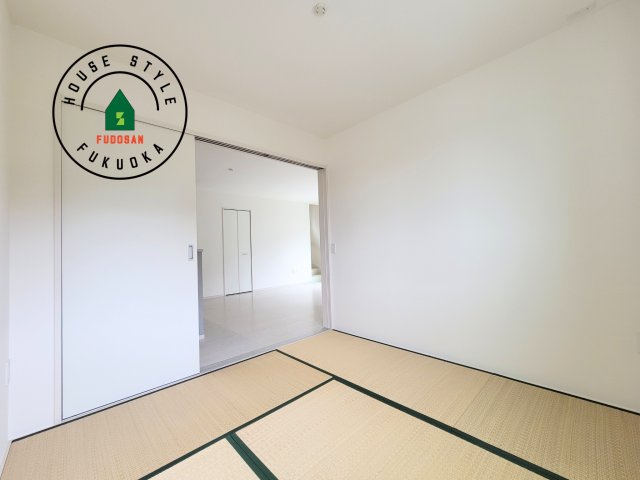 福岡市東区下原2丁目第7-1棟（1号棟）の和室|和室を上手に活用すると暮らし方の幅が広がります。例えば普段は開け放して、子供の小さいうちはお昼寝や遊びのスペースに。畳はソフトなので転んでもケガをしにくく安心です