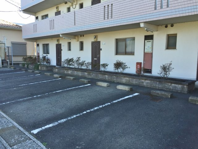 ペルローズBの駐車場