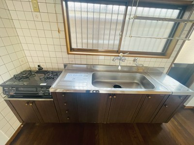 筑後市熊野貸家のキッチン|コンパクトなキッチンで掃除もラクラク