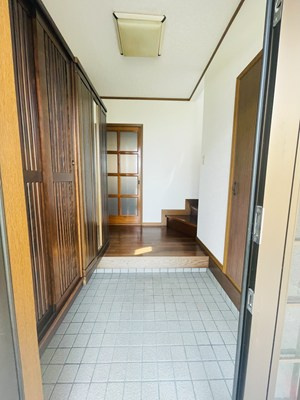 筑後市熊野貸家の玄関|明るい玄関です