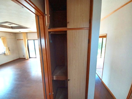 東松山市大谷 中古戸建の収納|ＬＤＫ横の収納です。
家族で使うものなどストック置場としても使えます。