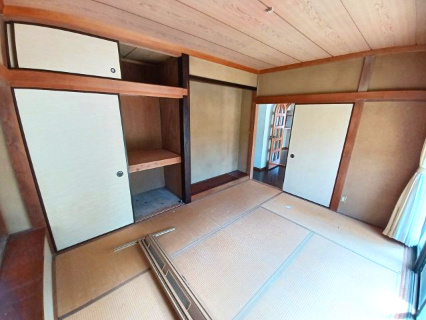 東松山市大谷 中古戸建の和室|１階 和室（６帖）
天袋付きの押入収納もあるので収納には困りません。