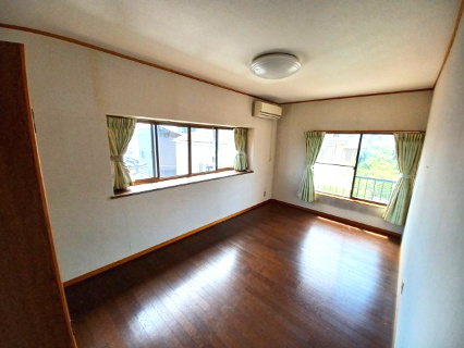 東松山市大谷 中古戸建の洋室|２階 洋室（８帖）
大きな出窓がある明るい洋室です。