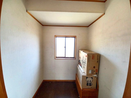 東松山市大谷 中古戸建の収納|２階 洋室（８帖）納戸
８帖洋室にはクローゼットだけでなく納戸もあるので、こちらには家族の物や季節物の収納にいかがでしょうか？